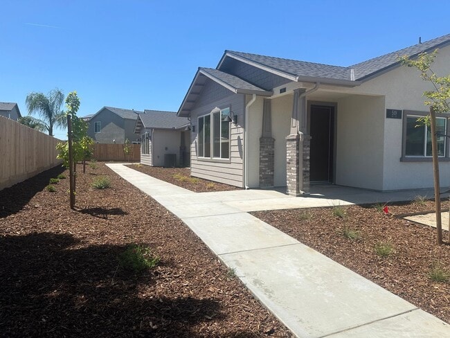Building Photo - Wood Ranch Duplex 519 Unit 519 S. Summit # 102 Rental