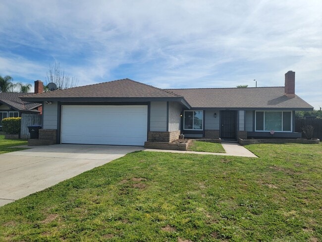 Building Photo - 3 Bedroom 1 3/4 Bath HOUSE with 2 car garage