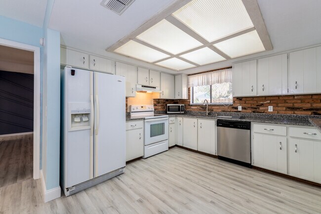 Photo - 795 Victoria Cir E