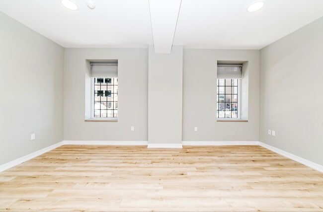 Photo - 70 King Street East