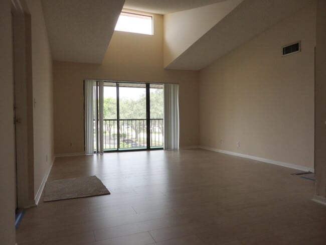 Photo - 207 Foxtail Dr Unidad A3