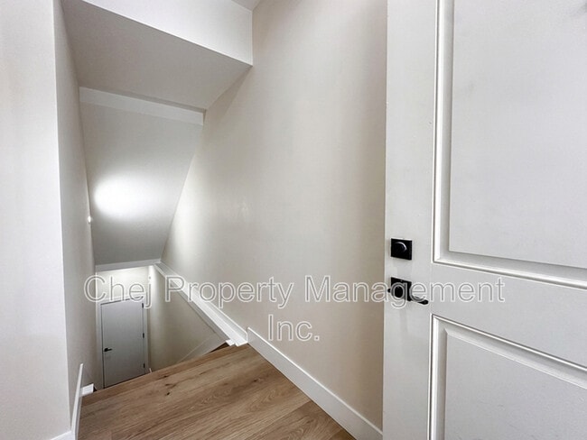 Photo - 14807-14899 99 Ave NW