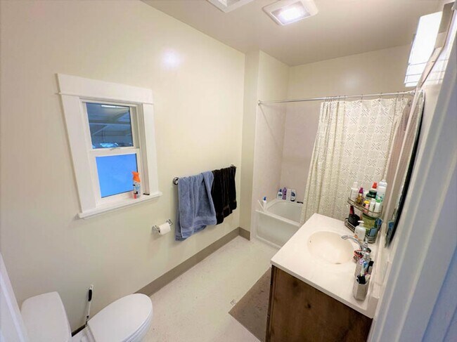 Photo - Monroe & 23rd St. Big 6 Bed 2 bath Home