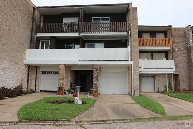 Building Photo - 702 N Holiday Dr Unit 3 Rental