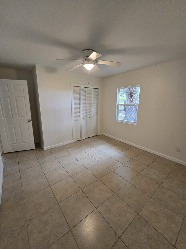 Photo - 647 Old Oak St