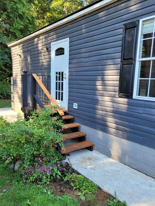 Kingston Living with updated features. - Kingston Living with updated features. House