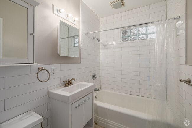 1BR, 1BA - 525SF - Bathroom