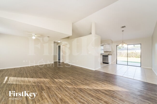 Photo - 307 Medina Ct