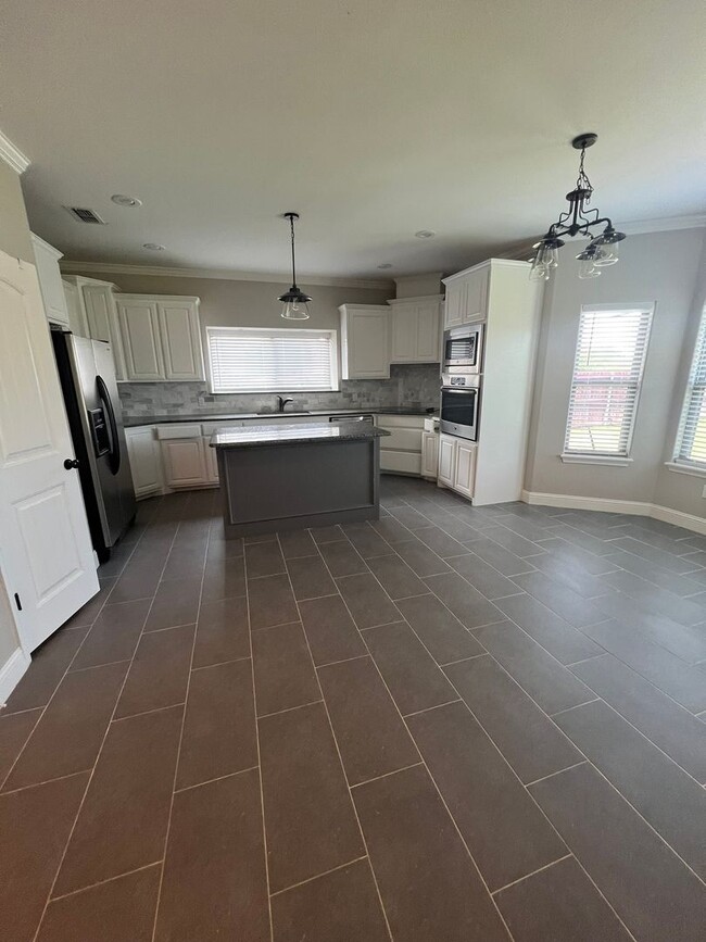 Photo - Spacious Family Room Great Location