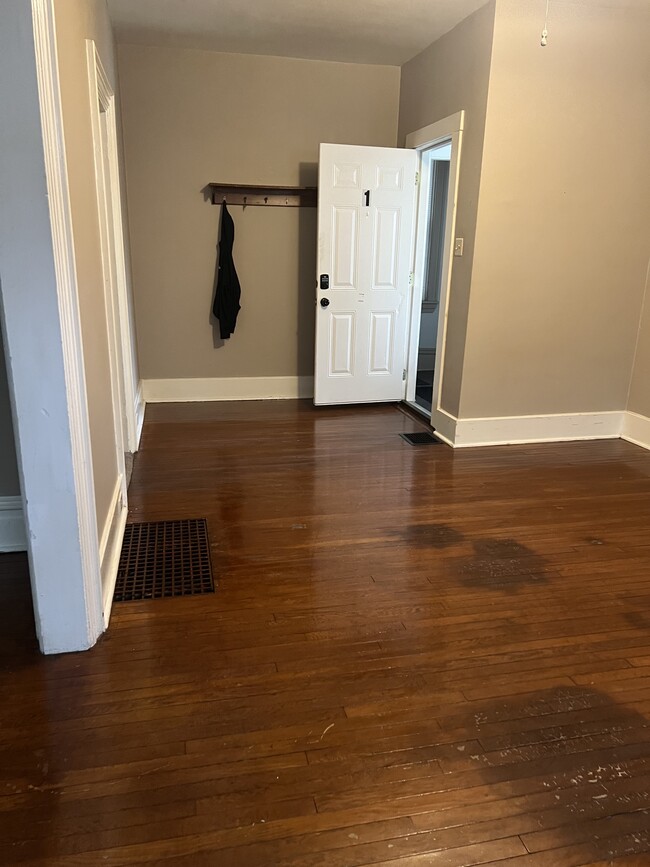Hardwood floors 1 bedroom 1 bathroom walk-in closet - 405 N McKean St Unidad Apartment 2