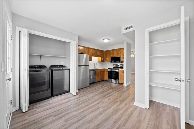 Building Photo - 2 Bedroom Pet Friendly Condo For Rent Near...