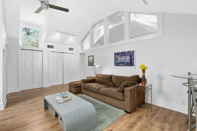 Photo - 215 Beauregard St