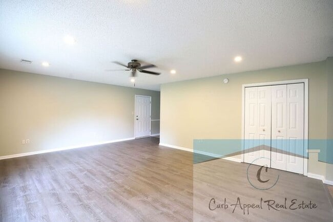 Photo - Nettleton Schools - 6 bed/ 3 bath 2,500 sq.ft.., back deck, fenced yard!!