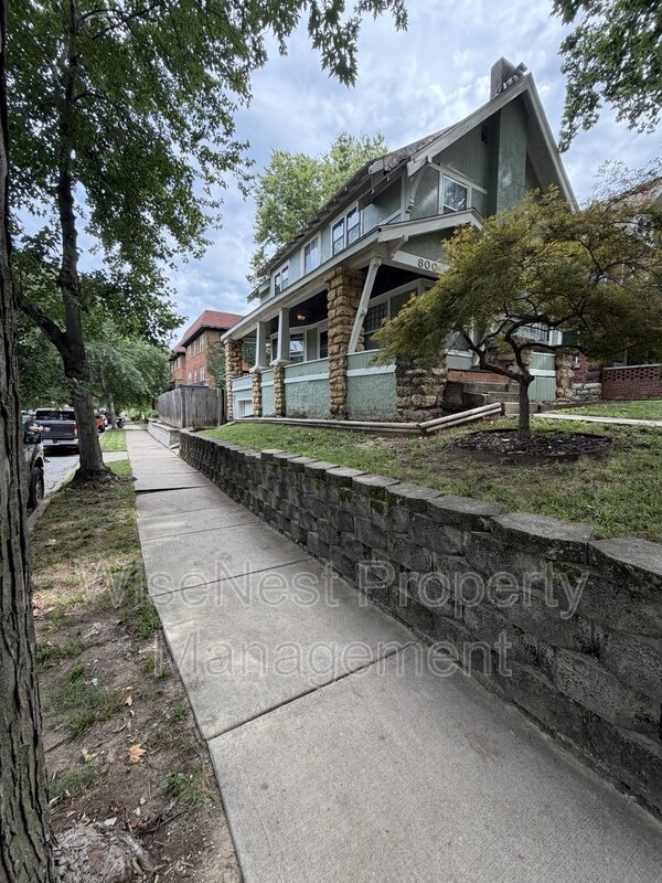 Photo - 800 E 41st St