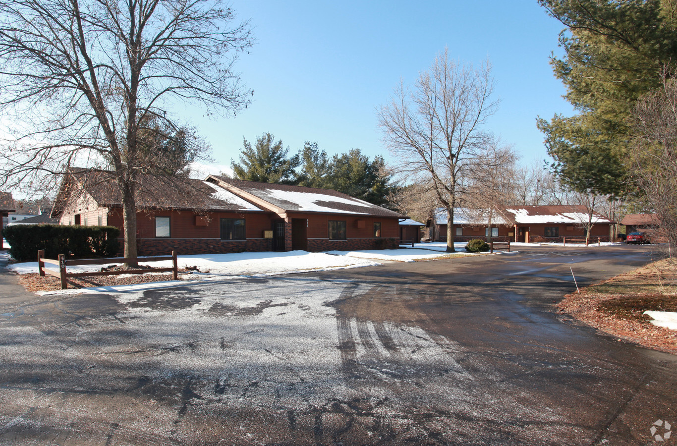 Photo - Larsons Cedar Court Apartments