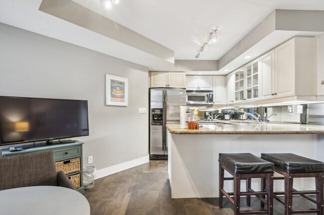 Photo - 136 Simcoe St Unit FL1-ID1031079P