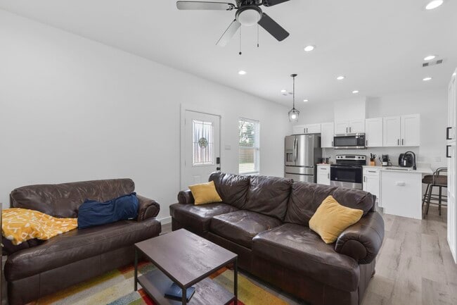 Photo - 5208 Laura Koppe Rd