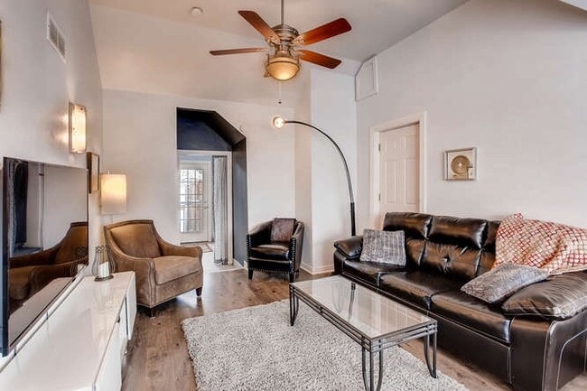 Photo - 420 W Oak St