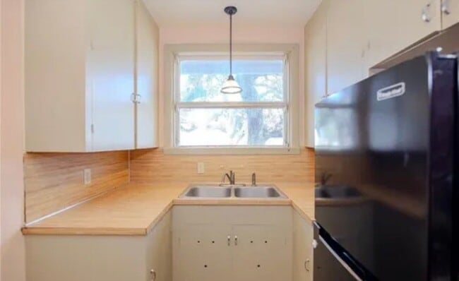 233 E Garden St Unit 1