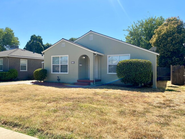 Available Now! Darling 2 bed/1 bath home! - Available Now! Darling 2 bed/1 bath home!