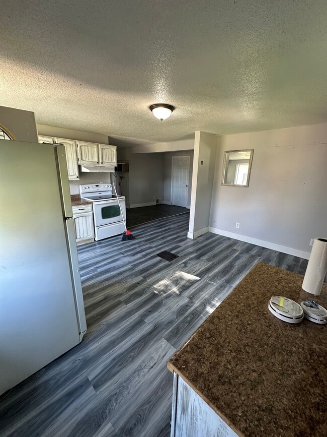 Building Photo - 510 3rd Ave NE Unit Upper