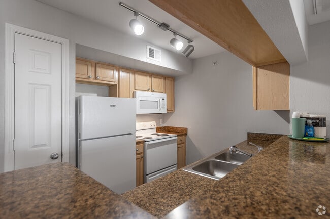 1BR, 1BA - 647SF - Kitchen