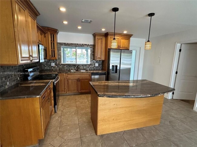 Building Photo - 3 bedroom in Dania Beach FL 33314 Rental