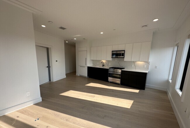 Photo - 56 Leo M Birmingham Pky Unidad 501