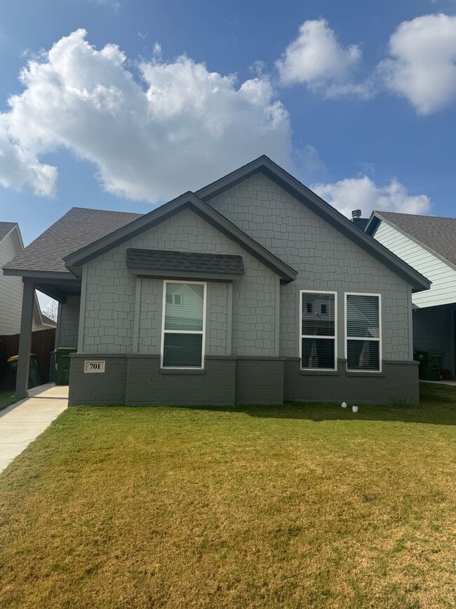Building Photo - 3/2/2 - FIREPLACE - MUDROOM - GODLEY ISD