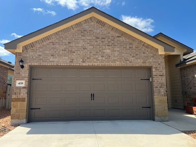 Building Photo - Luxury 3/2 duplex in NBTX