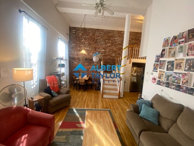 Building Photo - 168 Northampton St Unit 2