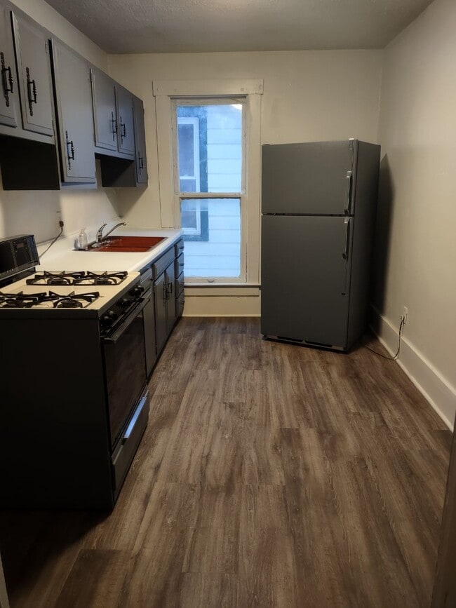 Kitchen - 211 S Western Ave