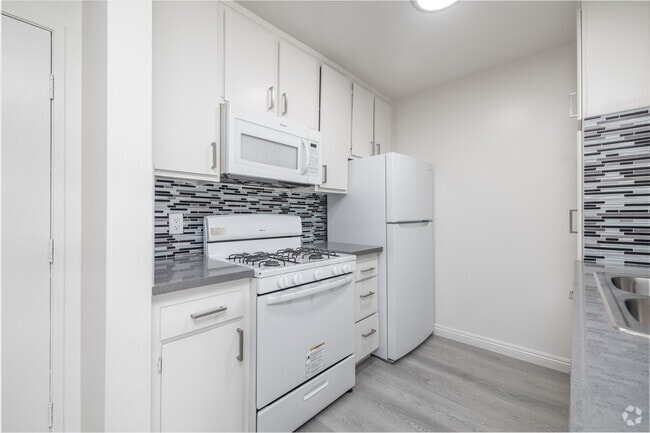 1BR, 1BA - 625SF - Kitchen
