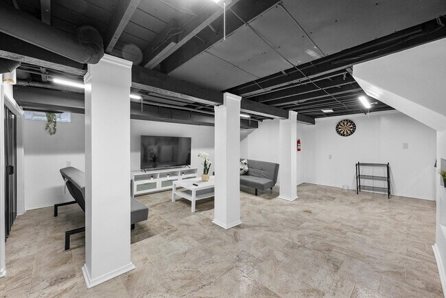 Building Photo - 2009 Sharon St Unit ID1345029P