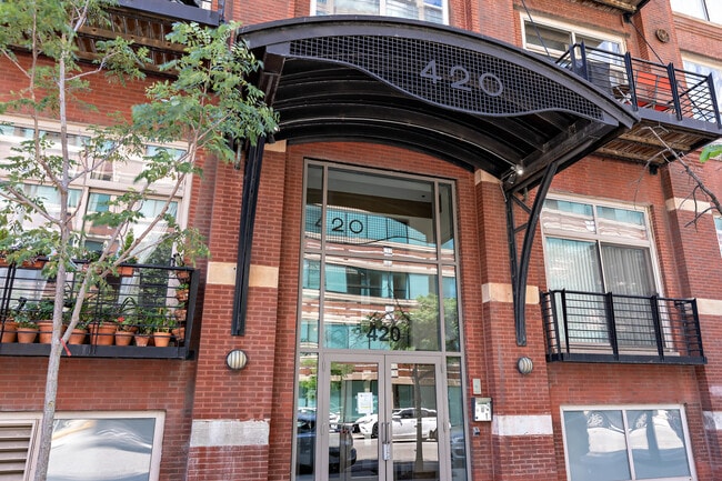 Building Photo - 420 S Clinton St Unit 510