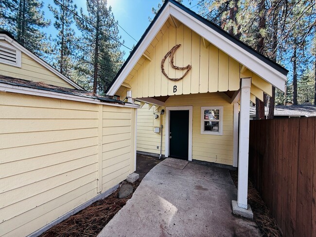 Building Photo - Studio cabin for rent in South Lake Tahoe Rental