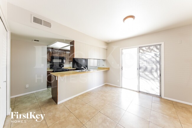 Photo - 2121 W Wickieup Ln