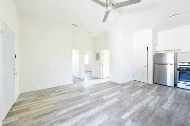 207 W Cypress Ave