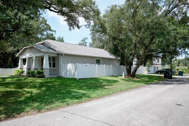 Photo - 705 E Elm St