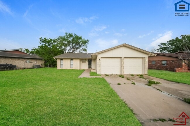 Building Photo - 119 SE Surrey Ln