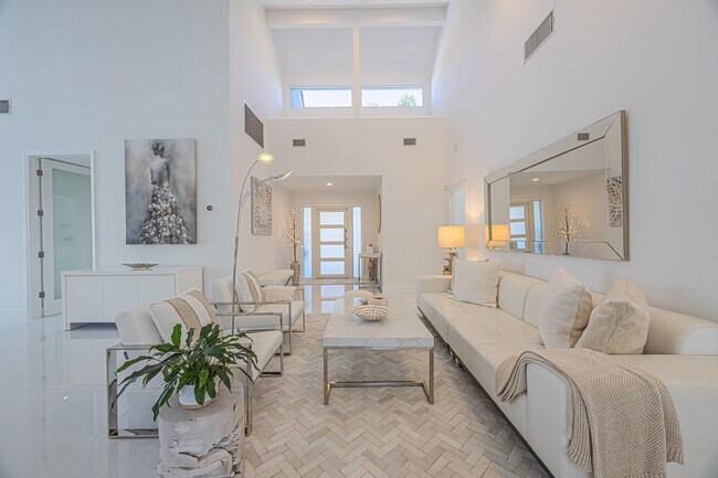 Photo - 23246 L'Ermitage Cir