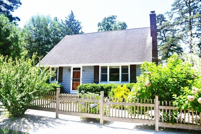 Photo - 303 Deerfoot Ln