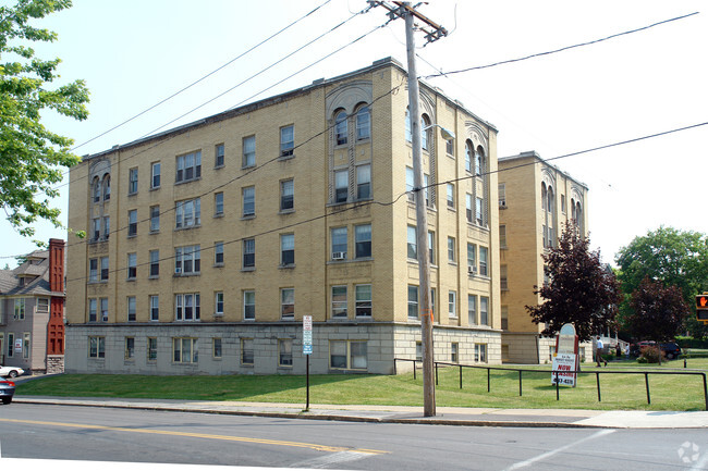 Building Photo - Commodore Apartments