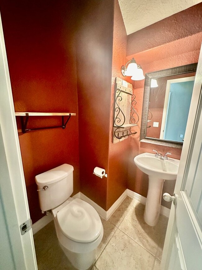 Photo - Fantastic Location ~ Convenient to Lackland, great restaurants ~ Room to Spread out!