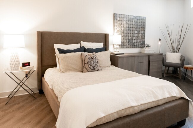 Dormitorio con amplio espacio para muebles