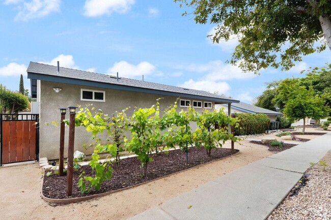 Building Photo - 1572 Coolcrest Ave Rental