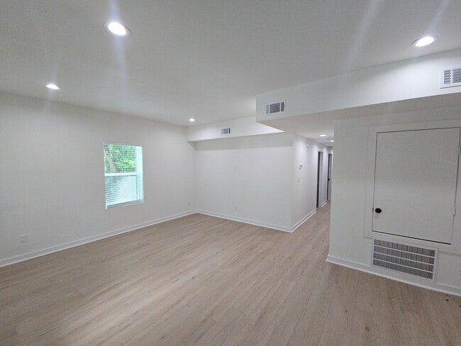 Photo - 8101 Venus St Unidad A