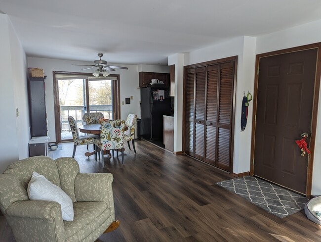 Comedor con puertas correderas que dan al balcón. - 6157 S 42nd St