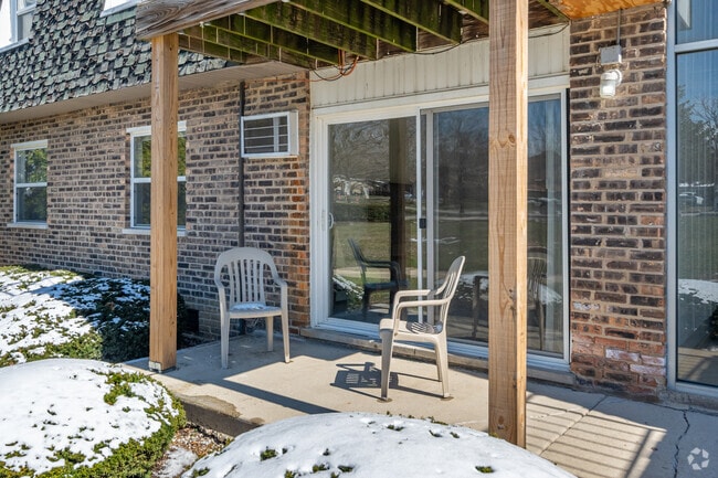 2BR, 1BA - 890SF - Patio