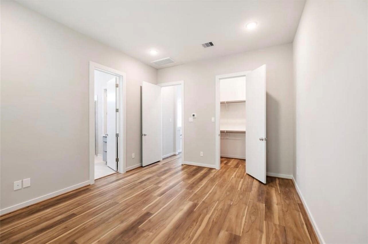 Photo - 606 Thornton Oaks Ln